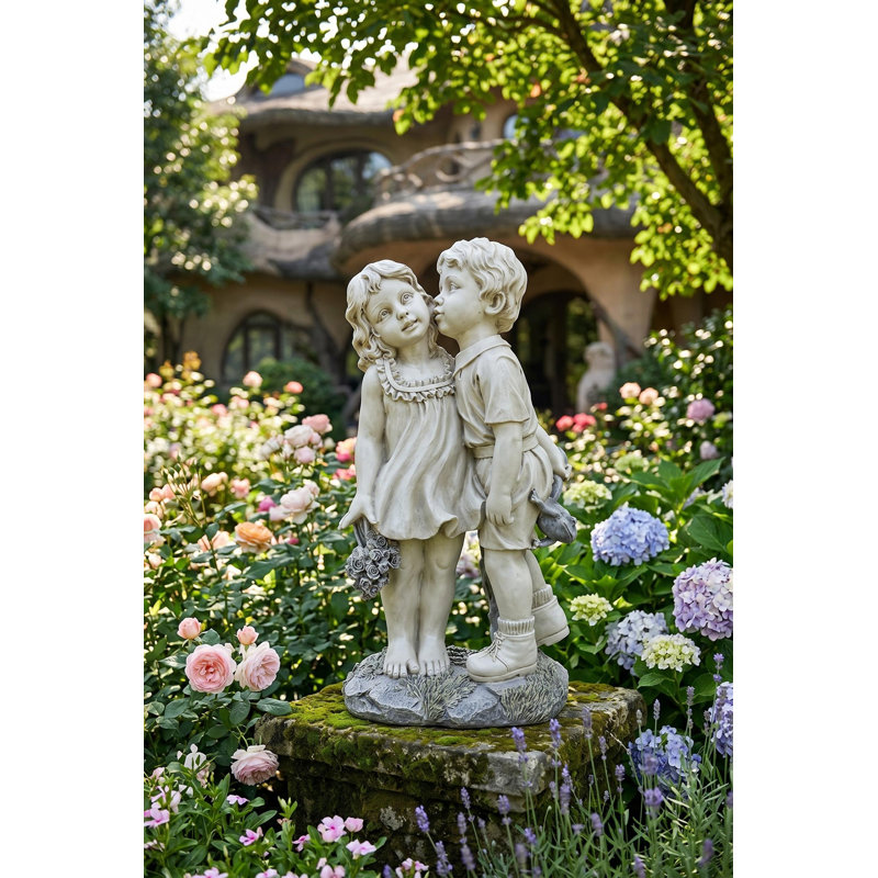 Design Toscano Young Sweethearts Kissing Children Garden Statue